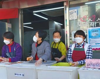 RSCJ proporcionando comida a las personas marginalizadas
