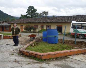 Instalación de canecas para el reciclaje de los desechos
