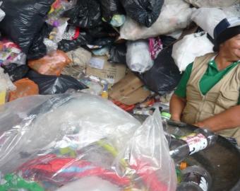 Trabajando en la planta de reciclaje
