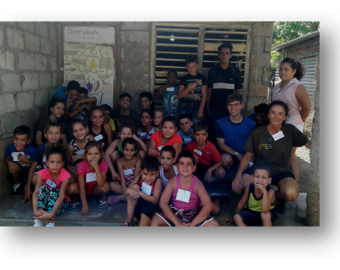 Niños y niñas junto a jóvenes del grupo Corunidad del proyecto de León, de una voluntaria (Inés) y una&nbsp; prenovicias. (Noviembre 2019)

