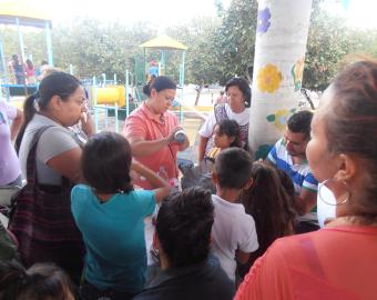 Feria ambiental: elaboración de repelente natural.
