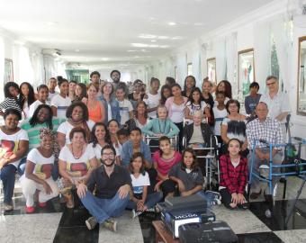 Teenagers, staff and volunteers of Asbrinc.
