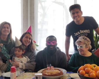 Fiesta de cumpleaños de un participante al proyecto en casa de una familia de acogida

