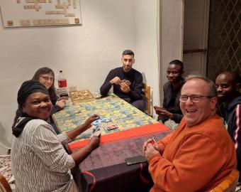 Cena de compañeros de piso con un voluntario en un piso compartido
