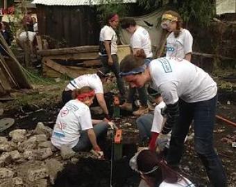 Estudiantes excavando los cimientos de una casa
