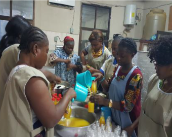 Mujeres al paro contratadas para la producción y venta de zumo de fruta fresca
