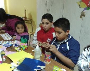 Niños y niñas en un taller de manualidades
