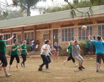 Etudiants jouant au netball
