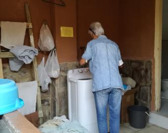 Lavando la ropa de los mayores
