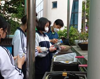 Estudiantes haciendo reciclaje
