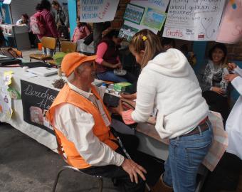 Tianguis (marché) solidaire sur les droits de l'homme, offrant des soins médicaux gratuits à la population, y compris aux personnes âgées.
