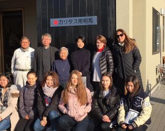 Visitas de concienciación con estudiantes y acompañantes del Colegio Internacional del Sagrado Corazón de Tokio. Visita a la Caritas Minomisoma.
